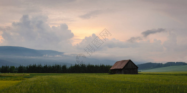在斯洛伐克中部Turiec地区传统谷仓的农村景观上清除风暴图片