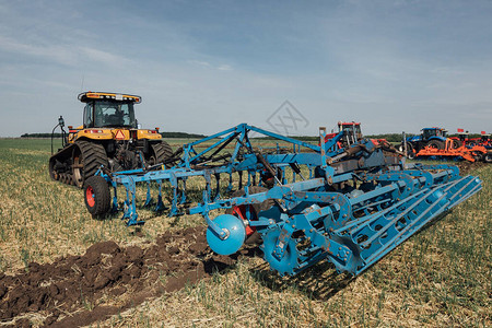 夏季耕地犁耕机械装置耕地犁装置背景图片