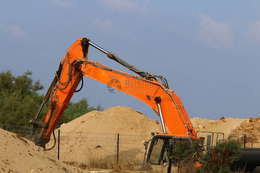 地中海沿岸以色列一个建筑工地的大型挖土机工程图片