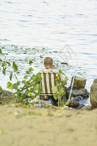 一个人在河里钓到一条鱼图片
