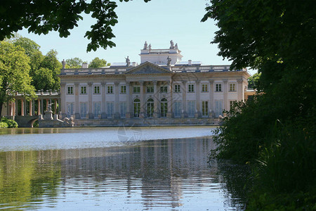 岛上的宫殿也被称为浴场宫图片