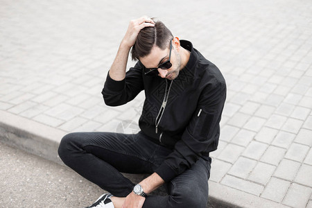 美国青年模特穿着时髦的黑色夹克图片