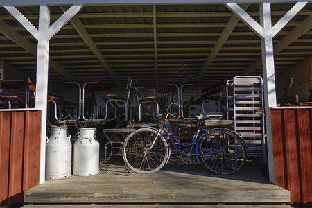 瑞典Grisslehamn自行车和夏季家具被藏在图片