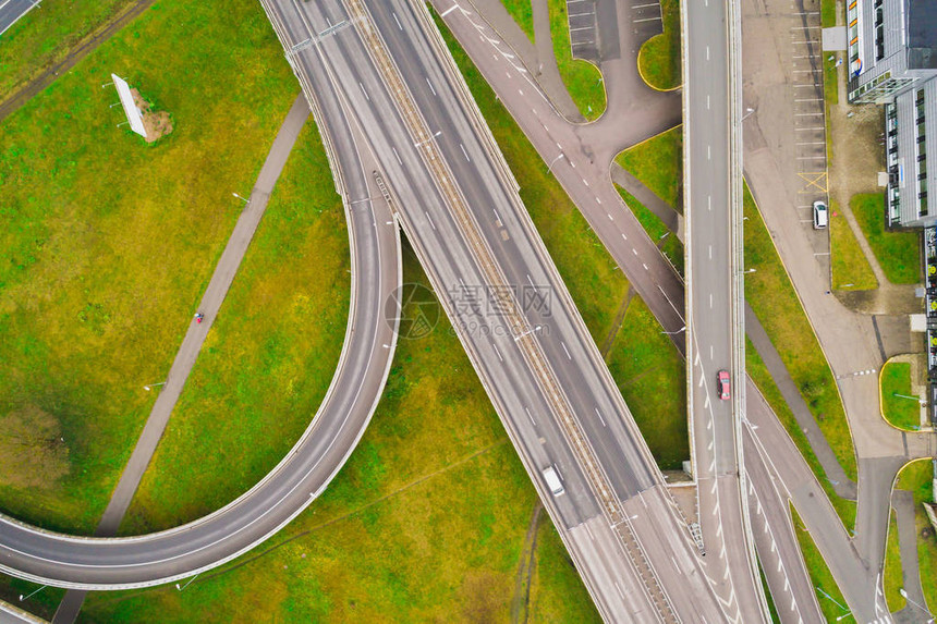 城市高速公路交叉路口的空中视线车辆图片