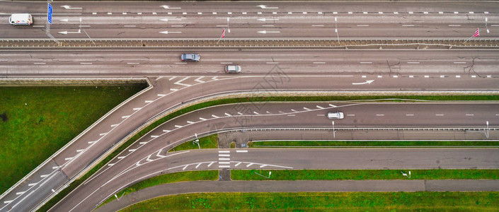 城市高速公路交叉路口的空中视线车辆背景图片