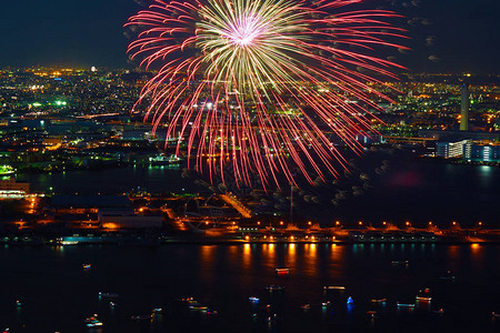 横滨烟火大会来自横滨地标塔背景图片