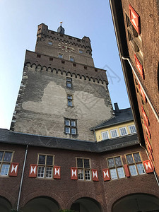 德国克莱夫施瓦嫩堡城的天鹅塔背景图片