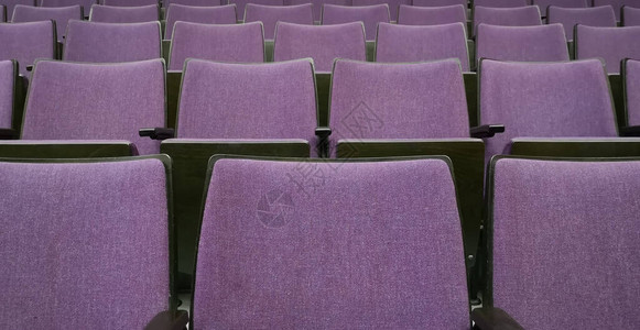 礼堂或音乐厅里空荡的座位图片