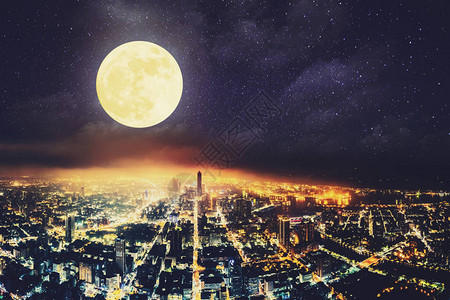 满月之夜的柑橘鸟瞰图图片