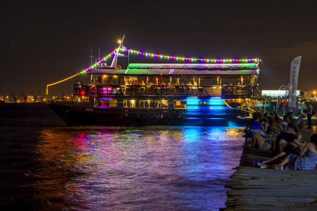 测温亮码用于旅行夜间在城市特闭室出游的彩色亮背景