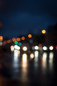 夜色黄昏前拍摄的车头灯和不同颜色的街灯夜照图片