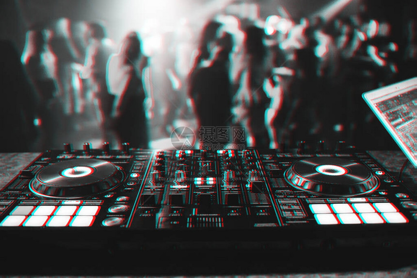 音乐控制器DJ混音器在现场电子音乐会的夜总会具有3D故障虚拟现图片