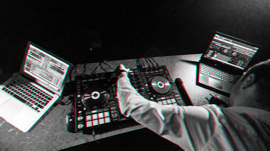 DJ双手在一个派对夜总会的混合板上混合音乐黑白与3DGlitch图片