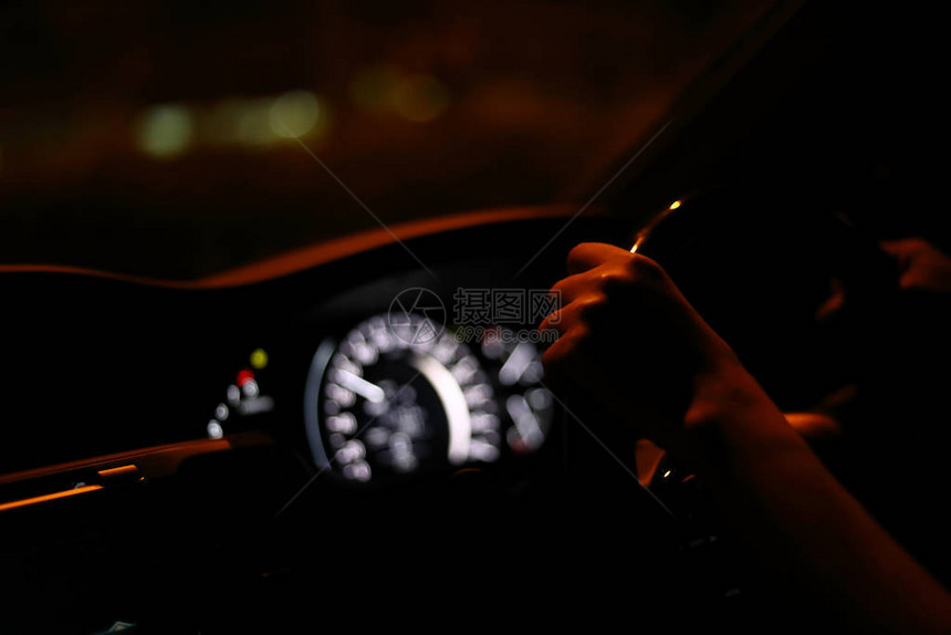 夜间公路上的人驾驶汽车图片