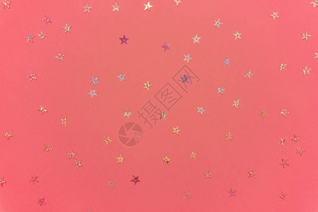 庆祝概念多色闪光五彩纸屑星洒在粉红色的时尚背景上您的项目的节日背景图片