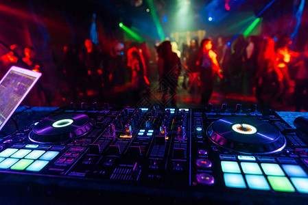 在一个派对夜总会以专业方式混合电子音乐的DJ音乐搅拌器D图片