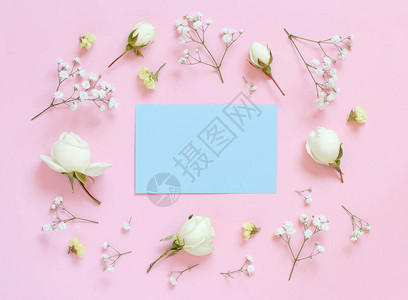浅粉色背景顶视图上的花朵背景图片