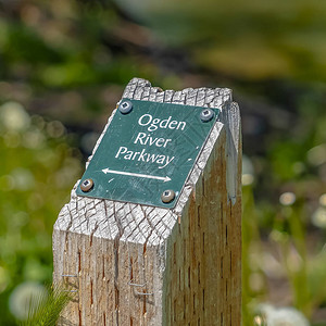Ogden河广场公园路牌位于犹他州一个生锈的木桩上高清图片