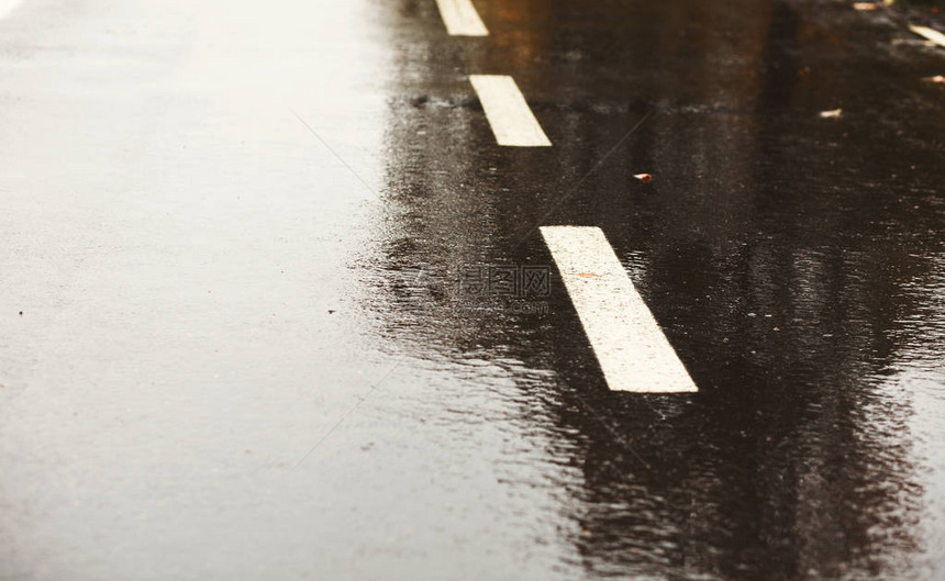 湿沥青背景秋雨过后的道路图片