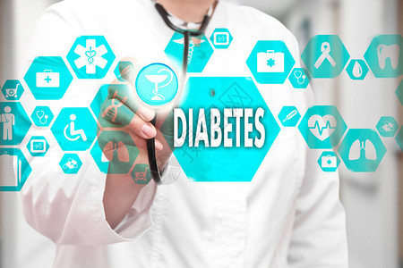 医生与听诊器和糖尿病图标在医院背景的虚拟屏幕上的医疗网络连接技图片