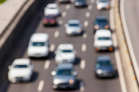 多车道高速公路上交通车辆在高峰时段行驶的模糊图片