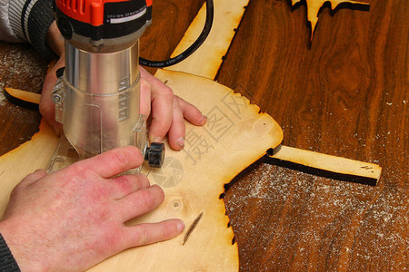手工碾磨木材的加工过程雕刻木的惯用爱图片