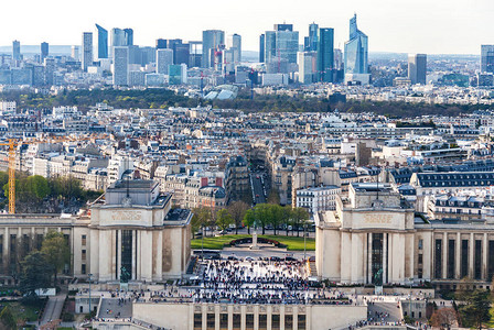 从埃菲尔铁塔看夏乐宫和巴黎现代商业区拉德芳斯法国巴黎图片