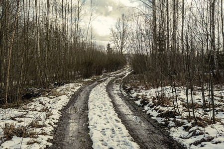 冬天的肮脏泥土路有水在路面上图片