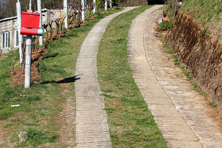 农村地区的上山道路由石砖和草地组成图片