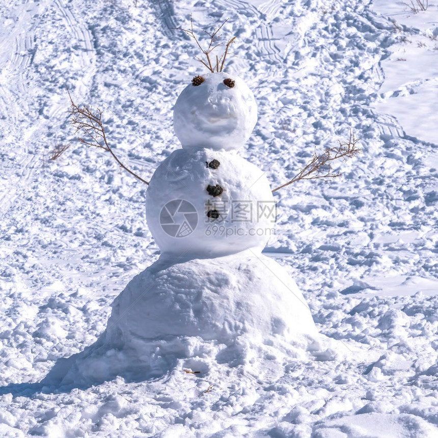 在公园城犹他冬仙园的一座雪山上的雪人广场上图片