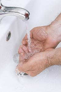 老人在浴室洗手图片