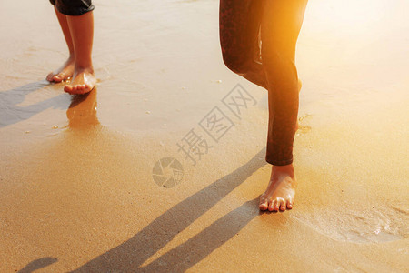 孩子们在阳光下漫步在沙滩上图片