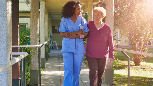 非洲女医生在医院子里与老年退休妇女交谈幸福图片