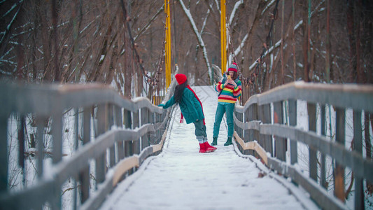 两个在雪桥上拍照的色彩多图片