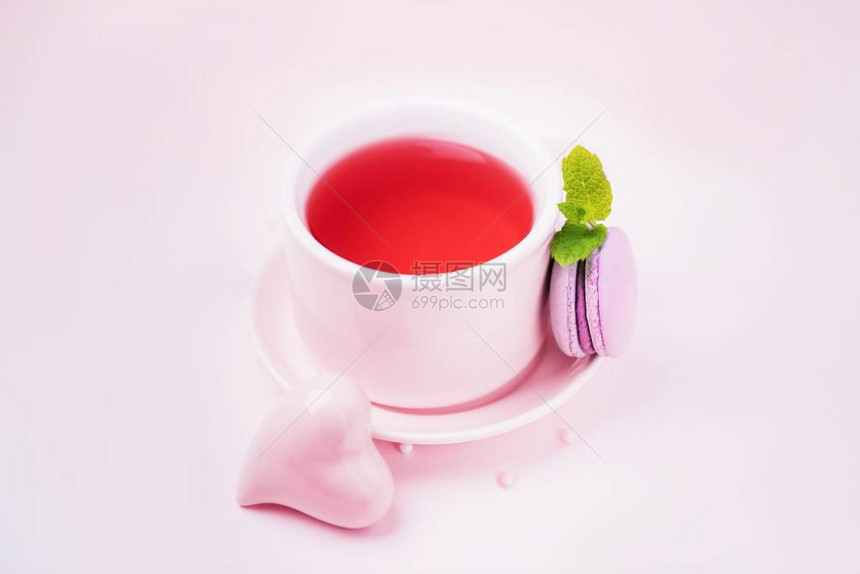 果茶黑莓马卡龙或马卡龙和粉红陶瓷心脏图片