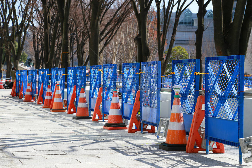 日本道路工程旁的栅栏图片