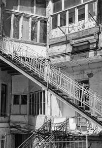 一座有楼梯的破旧公寓高清图片