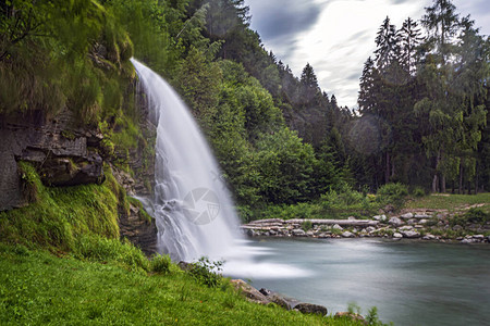 FaidoCH漂亮的Piumogna瀑布的长侧曝光图片