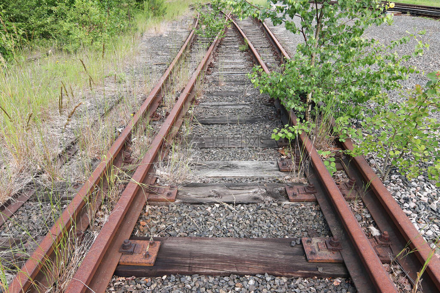 旧铁路线的尾端图片