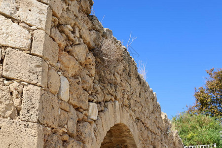 以色列北部阿克里市古罗马水渠的废墟背景图片