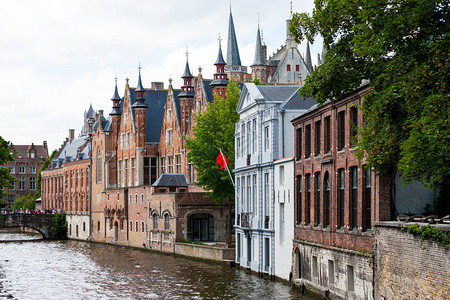 狭窄运河沿线高密度建筑比利时布图片