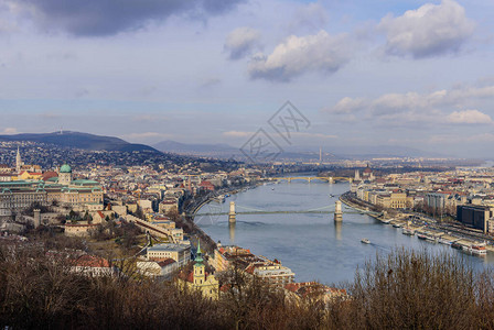 布达佩斯鸟瞰图与王宫和多瑙河布达图片