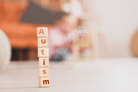 AUTISM字在地板上图片