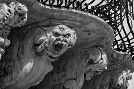 巴洛克式贝内文塔诺宫阳台下的装饰雕像图片