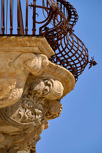 巴洛克式贝内文塔诺宫阳台下的装饰雕像背景图片