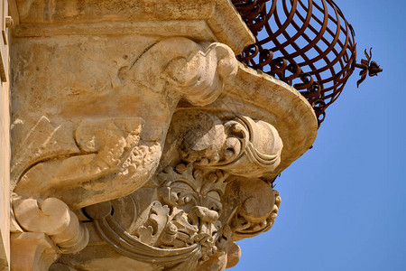 巴洛克式贝内文塔诺宫阳台下的装饰雕像背景图片