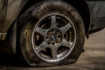 汽车驱动器的胎盘是扁轮胎车轮的减缩已经快了图片