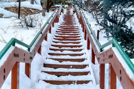 重心放在通往雪山的楼梯上背景图片