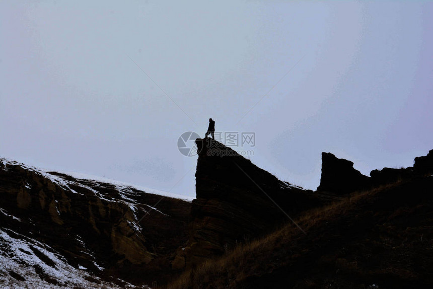 一个人站在一块岩石上亚美图片