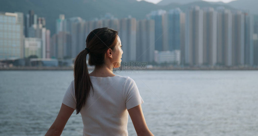 女人环顾香港的海景图片